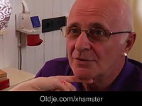 Yaşlı amcaya siktiren genç çıtır