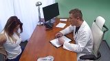 Doktorlarla Sikişmek İçin Muayeneye Gelen Esmer
